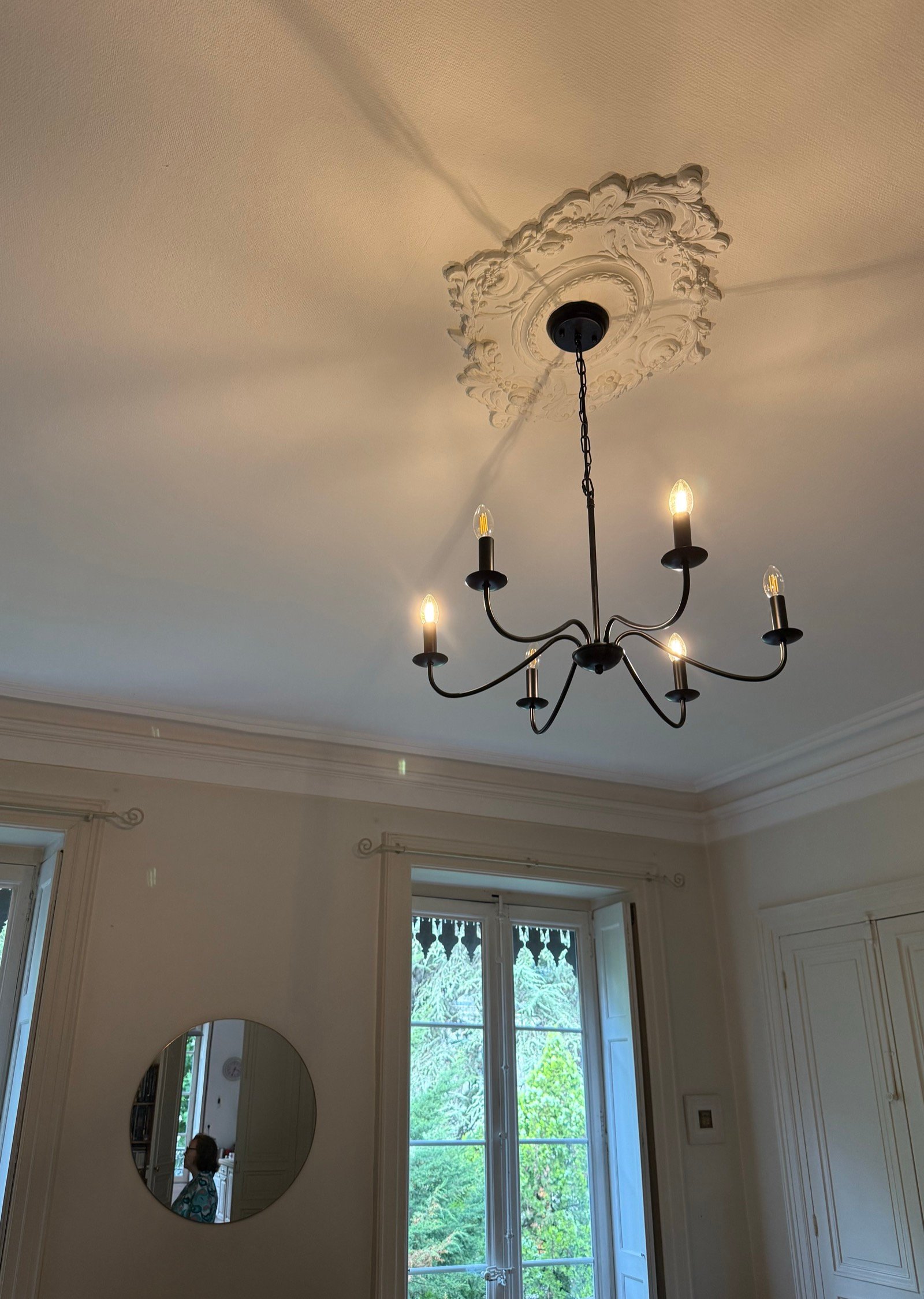 Après : lustre 5 branches installé et allumé