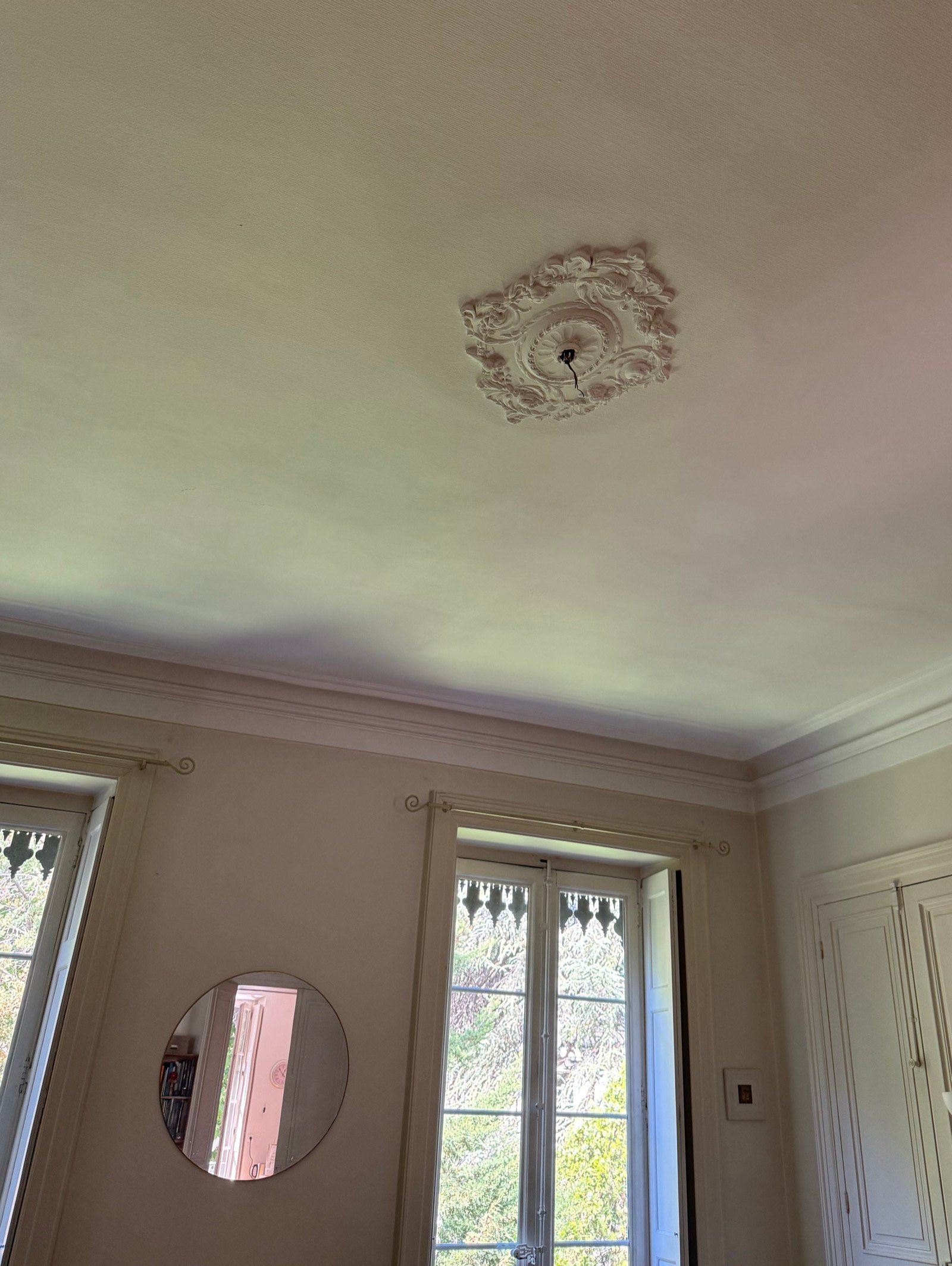 Avant : rosace avec fil nu, aucun luminaire