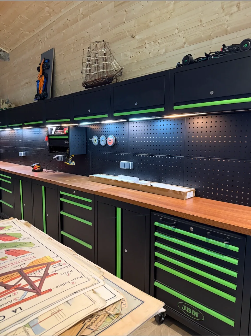 Atelier électricien équipé avec éclairage LED